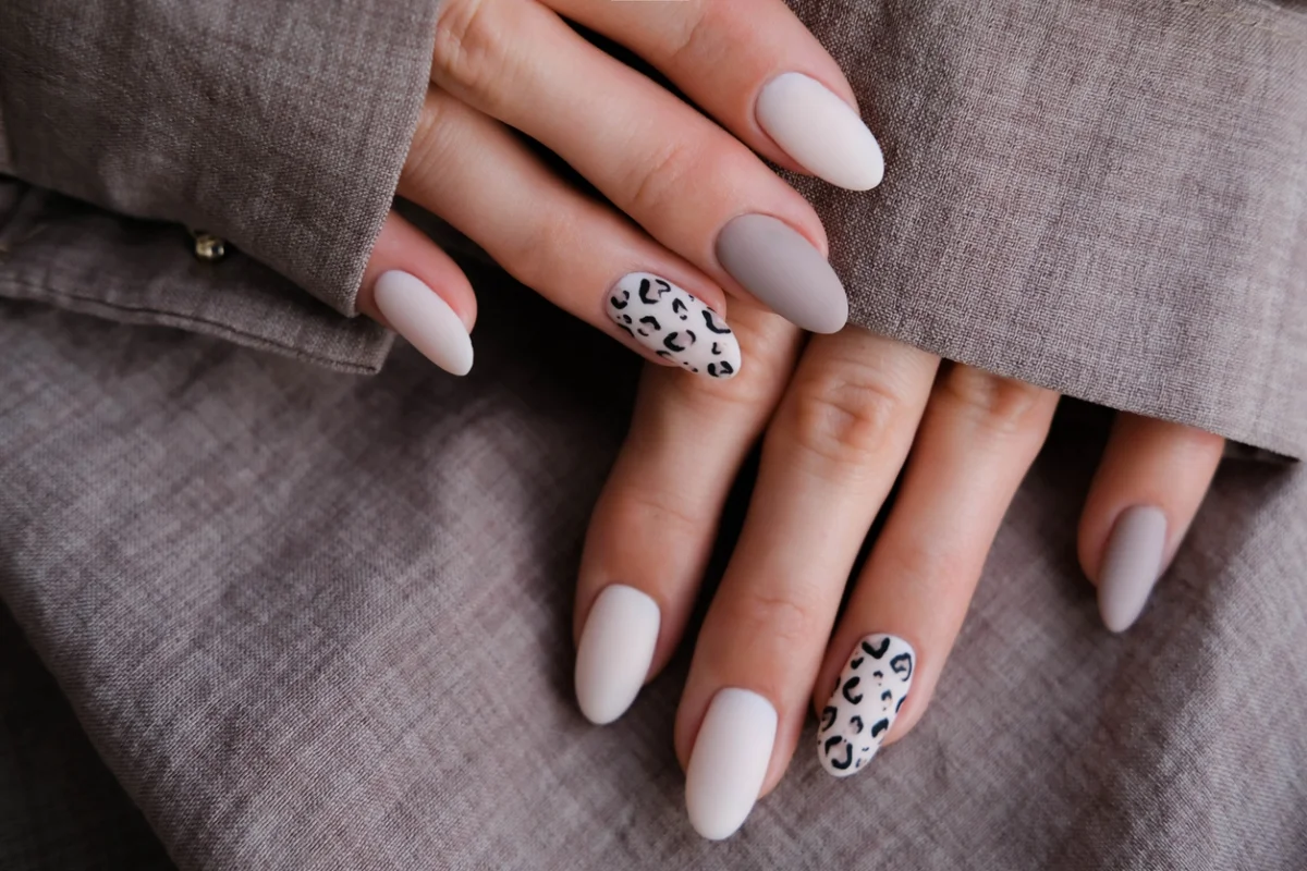 Matte Nägel in hellen Farben und mit Leopardenprints