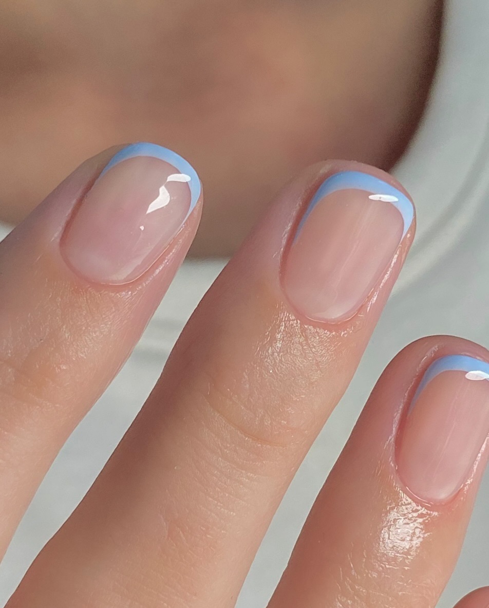 French Nails mit bunten Spitzen gehören zum auffälligen Nageldesign 