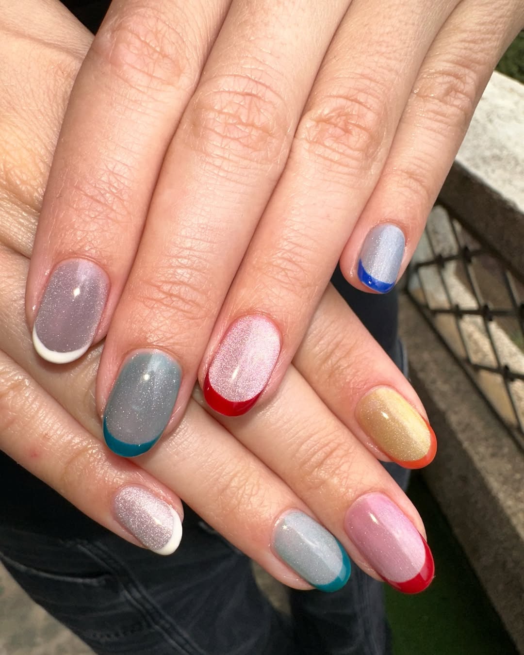 glänzend schön mit bunten French Nails