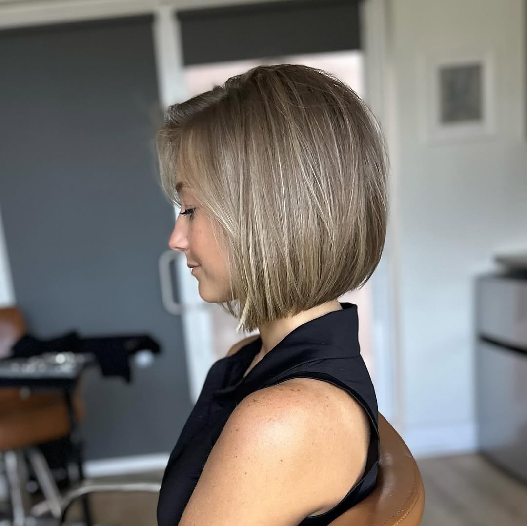 Frau mit blondem Haar trägt Bob mit Highlights