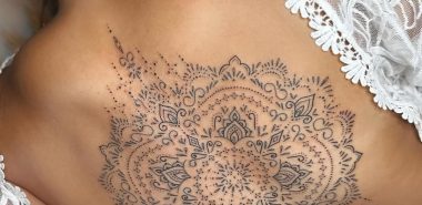 Frau trägt Mandala Tattoo am Rücken