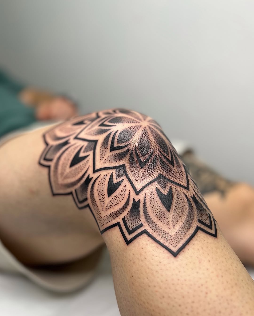 Mandala Tattoo am Knie - selten, aber so auffallend schön 